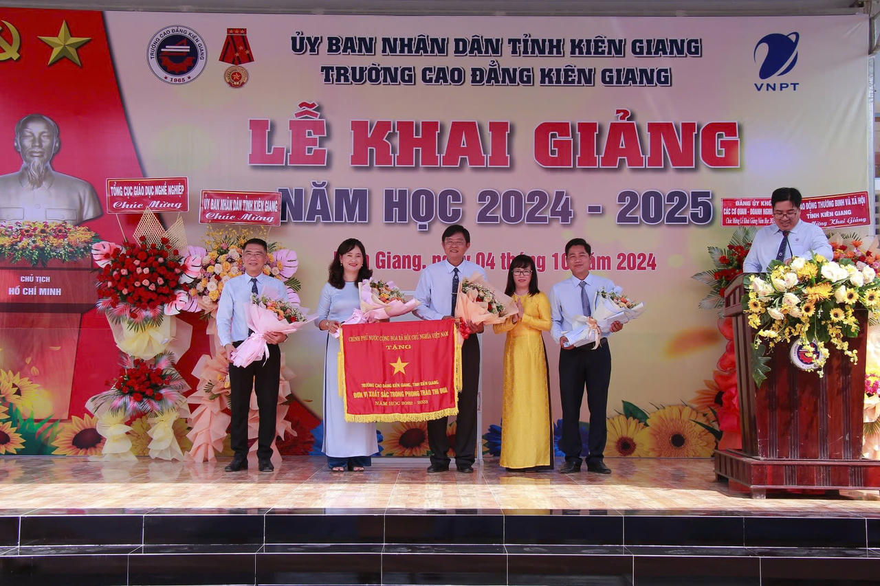 Trường Cao đẳng Kiên Giang vinh dự nhận Cờ thi đua xuất sắc của Chính phủ.