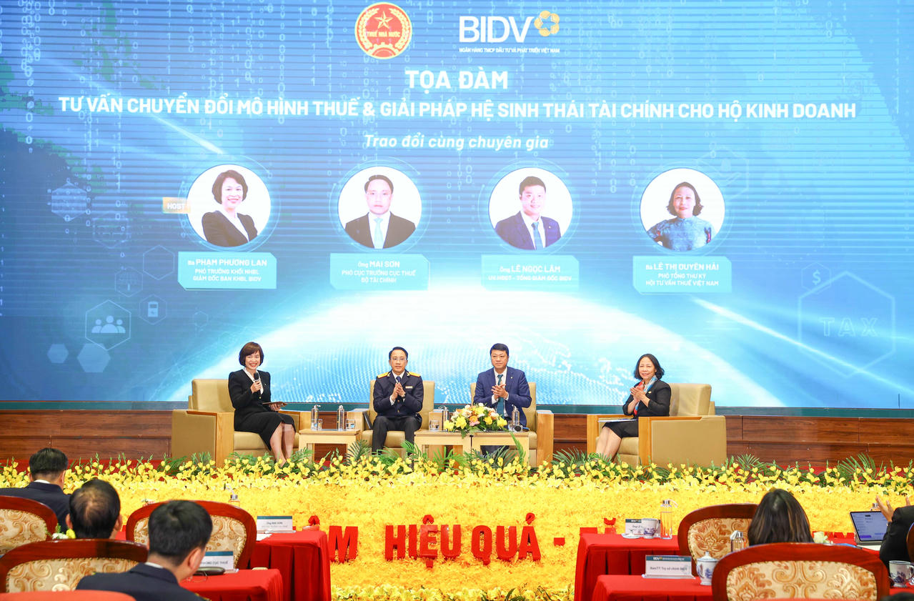 Đại diện Cục Thuế, BIDV và hộ kinh doanh thực hiện nghi thức ra mắt MyShop Pro - hệ sinh thái tài chính toàn diện dành cho tiểu thương, hộ kinh doanh