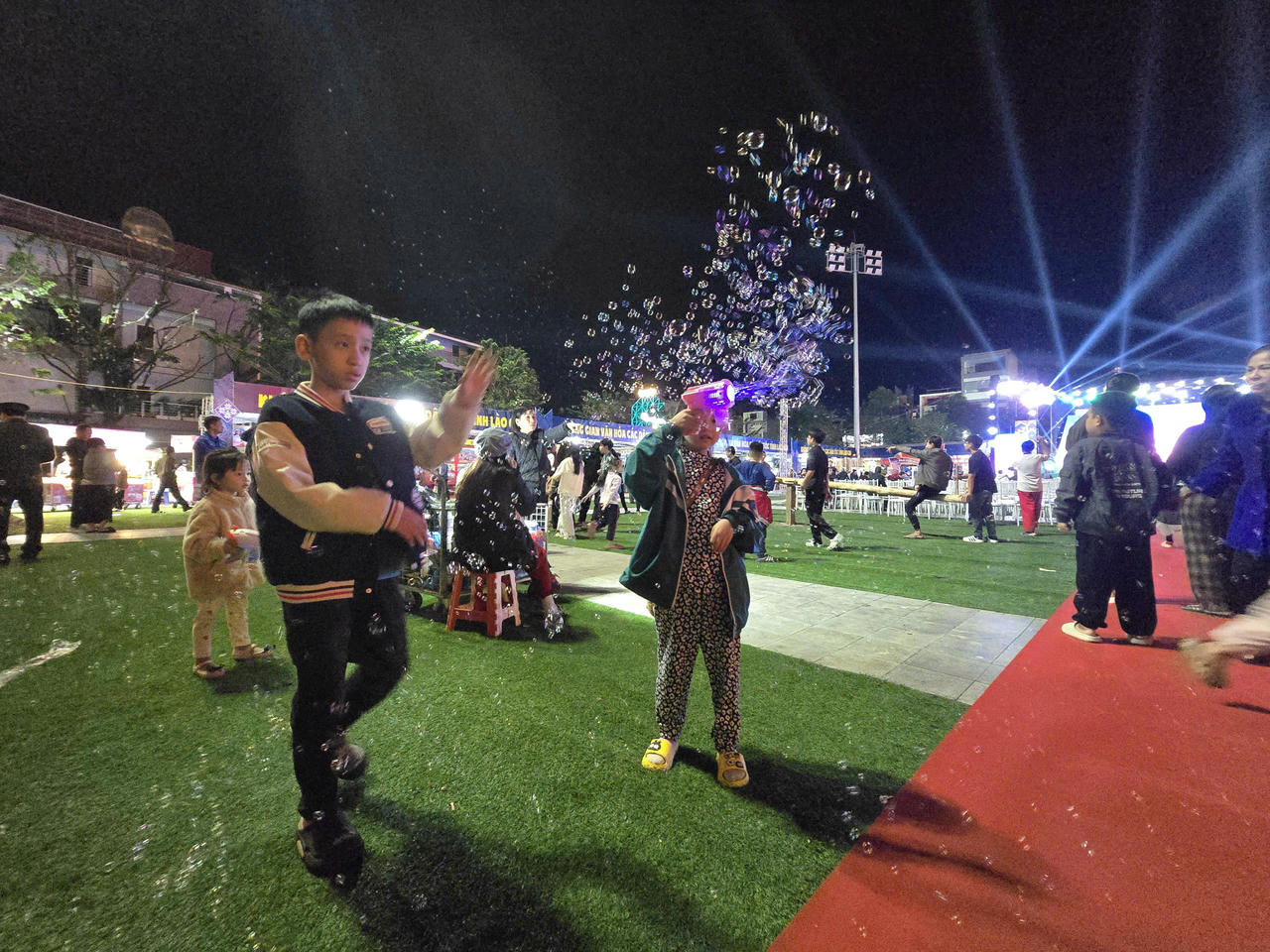 Nhộn nhịp không khí Festival sông Hồng về đêm tại Lào Cai