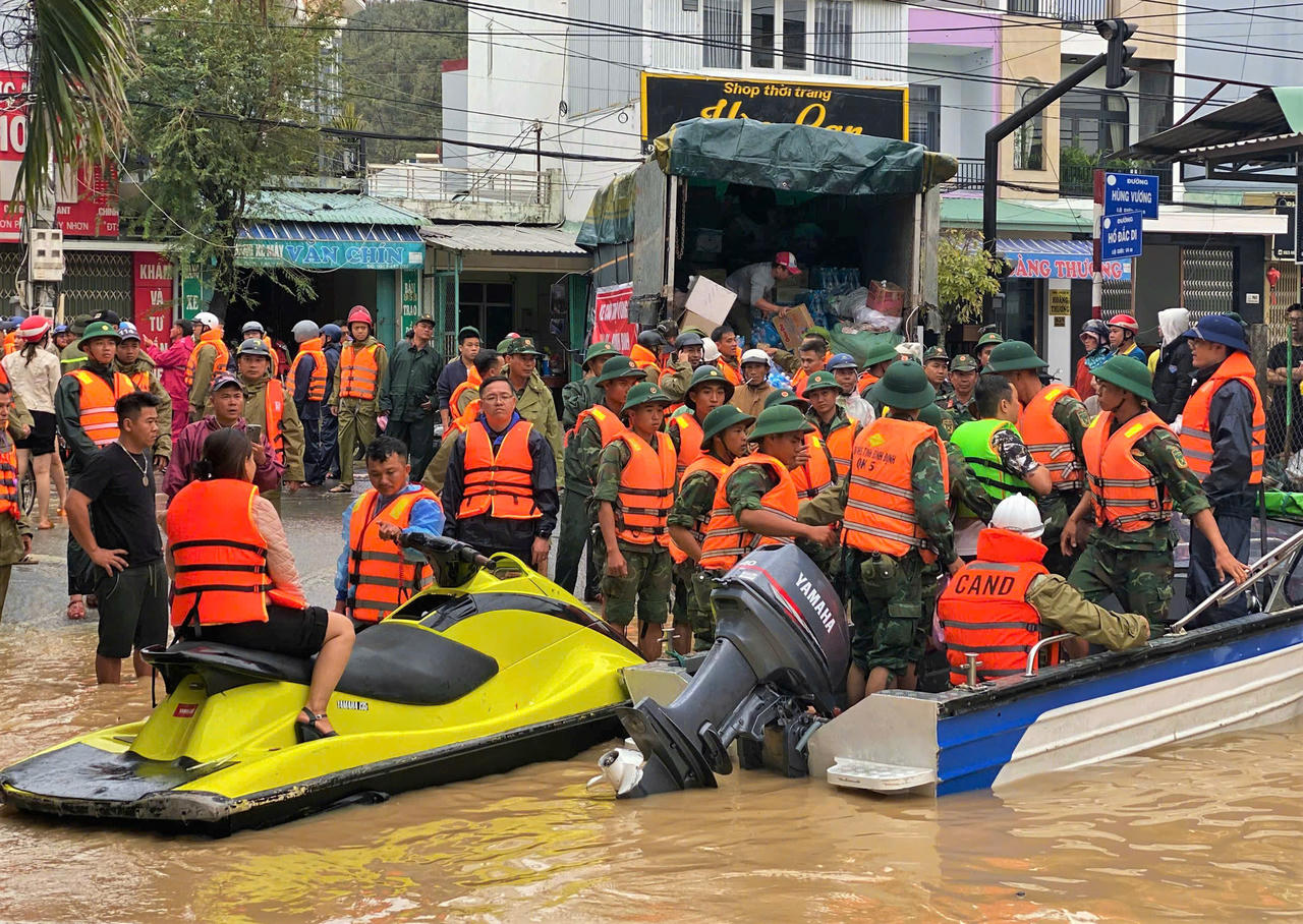 Các lực lượng hỗ trợ bà con vận chuyển thức ăn, nước uống và nhu yếu phẩm.