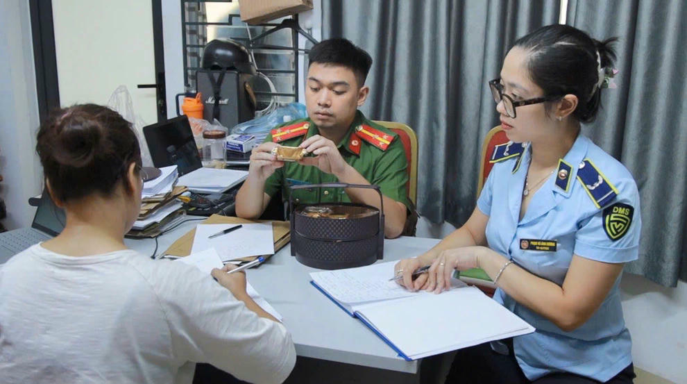 Công an phường Cửa Nam phối hợp với Đội Quản lý thị trường số 2 kiểm tra, xử lý một lượng lớn bánh Trung thu nhập lậu tại Hà Nội. (Ảnh: QLTT Hà Nội)
