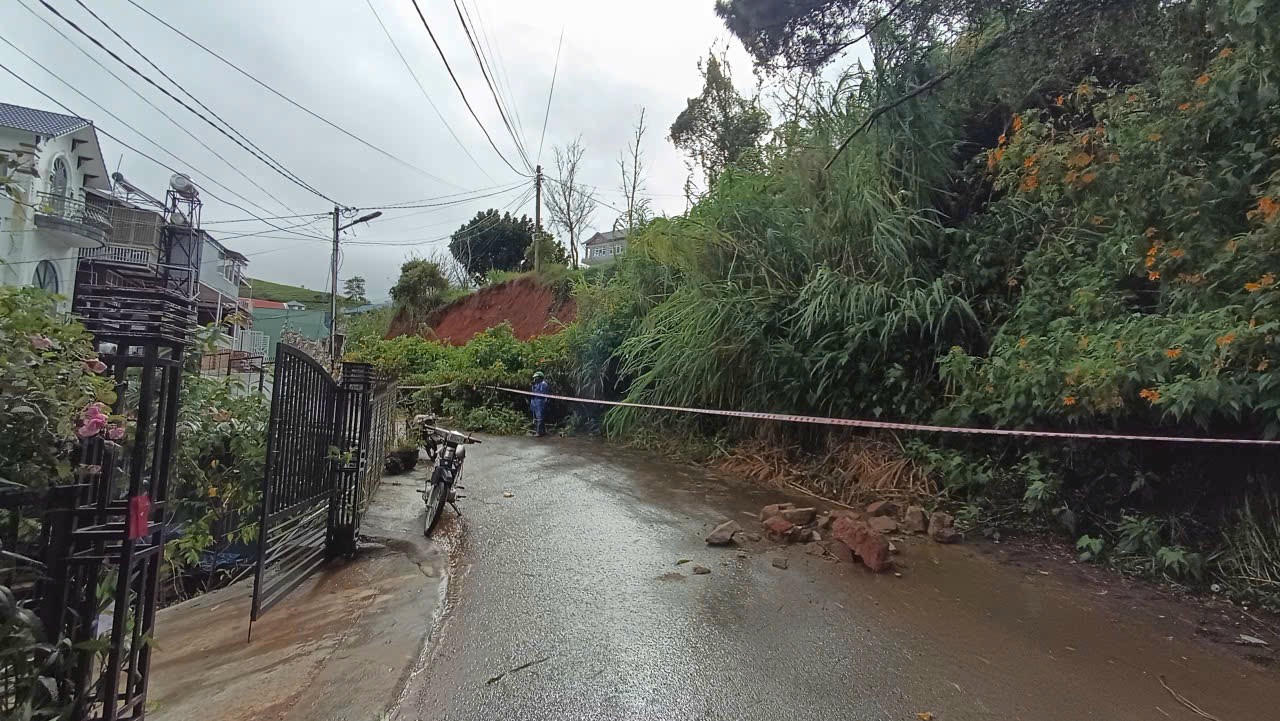 Nhiều điểm ở phường Xuân Trường - Đà Lạt xuất hiện sạt lở.