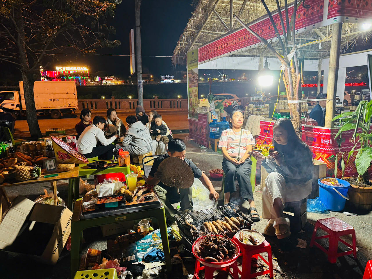 Những món ăn nóng hổi, phục vụ du khách tham quan Chợ Cốc Lếu xưa về đêm.