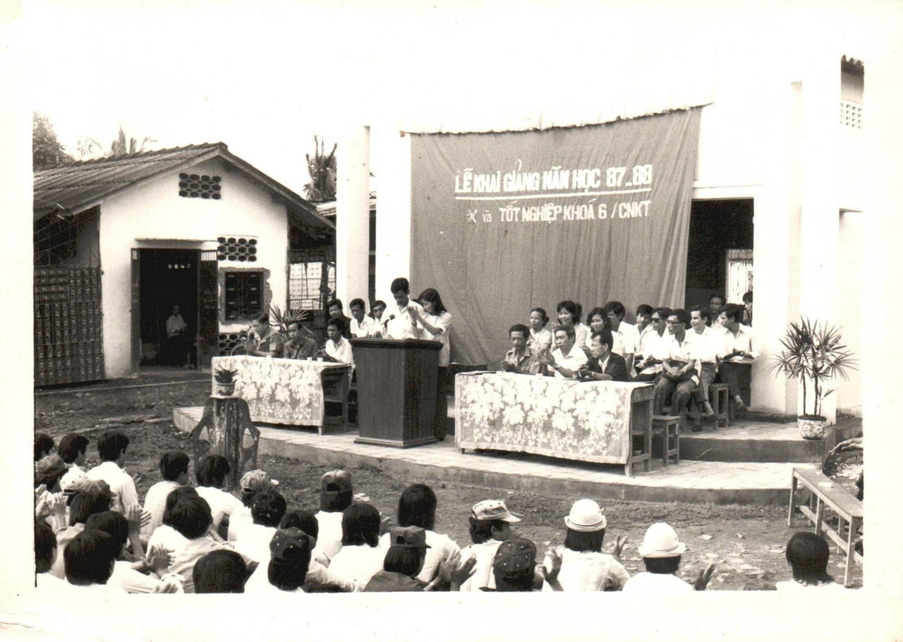 Năm 1988, UBND tỉnh Kiên Giang ban hành Quyết định số 205/QĐ-UB về việc đổi tên Trường Công nhân Kỹ thuật tỉnh Kiên Giang với tên gọi mới là Trường Công nhân Kỹ thuật Cơ điện.