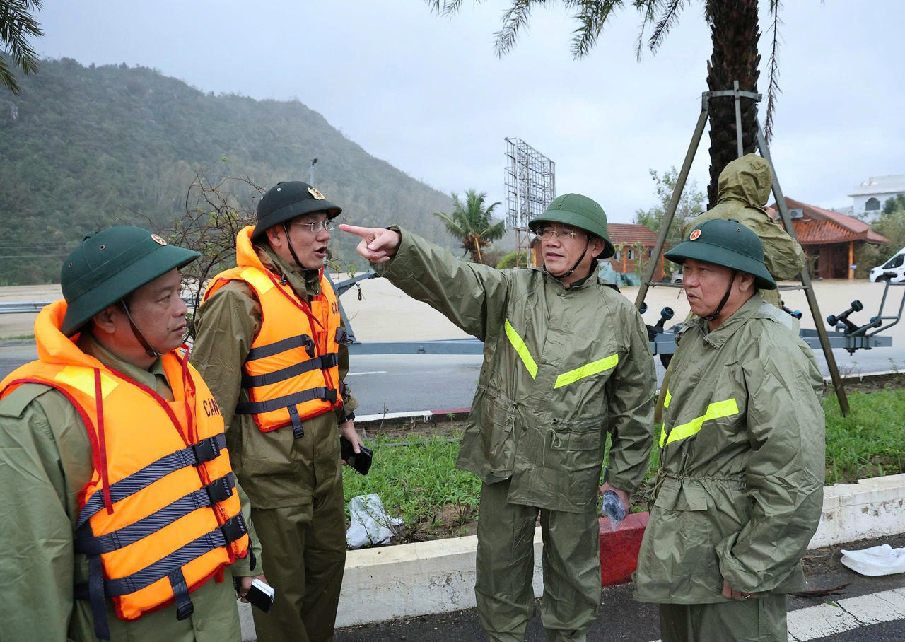 Chủ tịch tỉnh Phạm Anh Tuấn báo cáo tình hình mưa lũ với Đồng chí Thái Đại Ngọc - Bí thư Tỉnh uỷ.