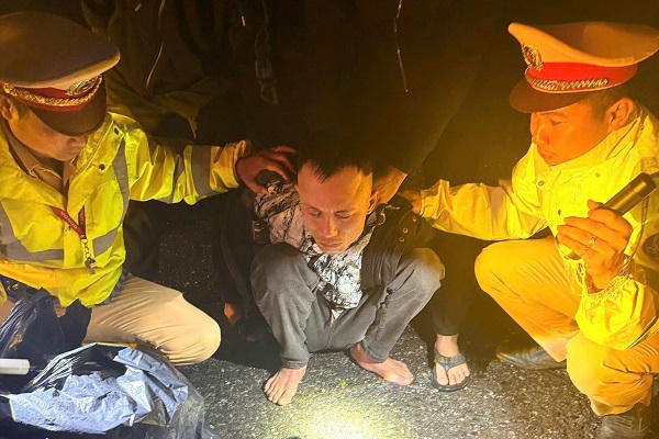 Trên đường bỏ trốn, nghi phạm ‘hiếp dâm’ sa lưới CSGT Quảng Trị