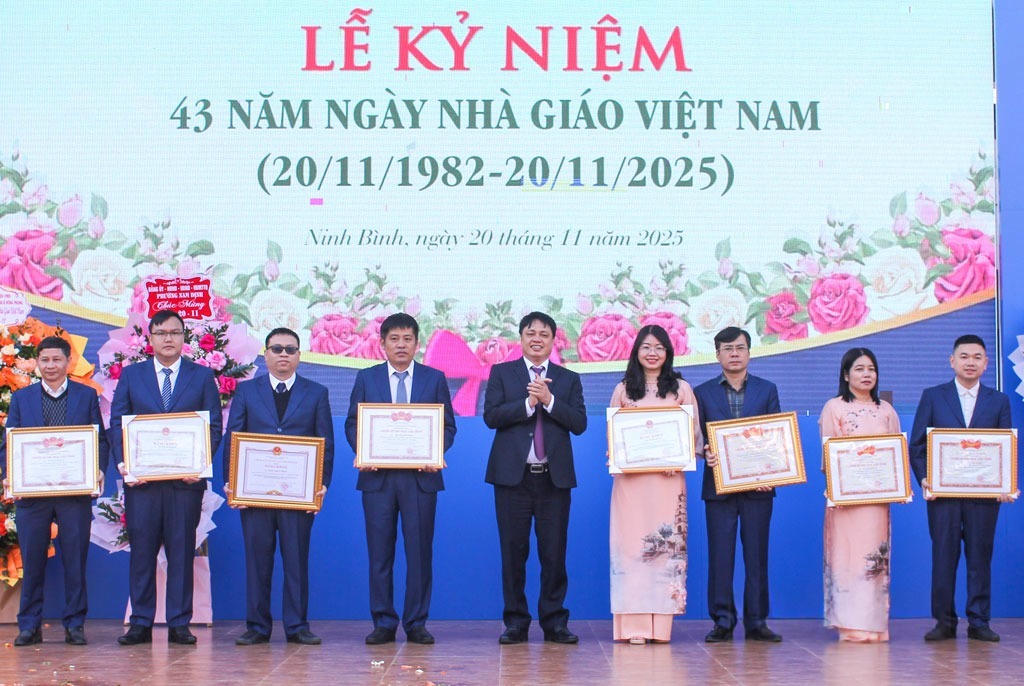 Trường THPT chuyên Lê Hồng Phong kỷ niệm 43 năm Ngày Nhà giáo Việt Nam và 105 năm xây dựng, phát triển