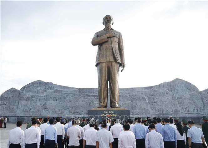 Tổng B&iacute; thư T&ocirc; L&acirc;m v&agrave; đo&agrave;n c&ocirc;ng t&aacute;c Trung ương d&acirc;ng hoa, d&acirc;ng hương trước Tượng đ&agrave;i Chủ tịch Hồ Ch&iacute; Minh tại Quảng trường Hồ Ch&iacute; Minh. Ảnh: Thống Nhất/TTXVN