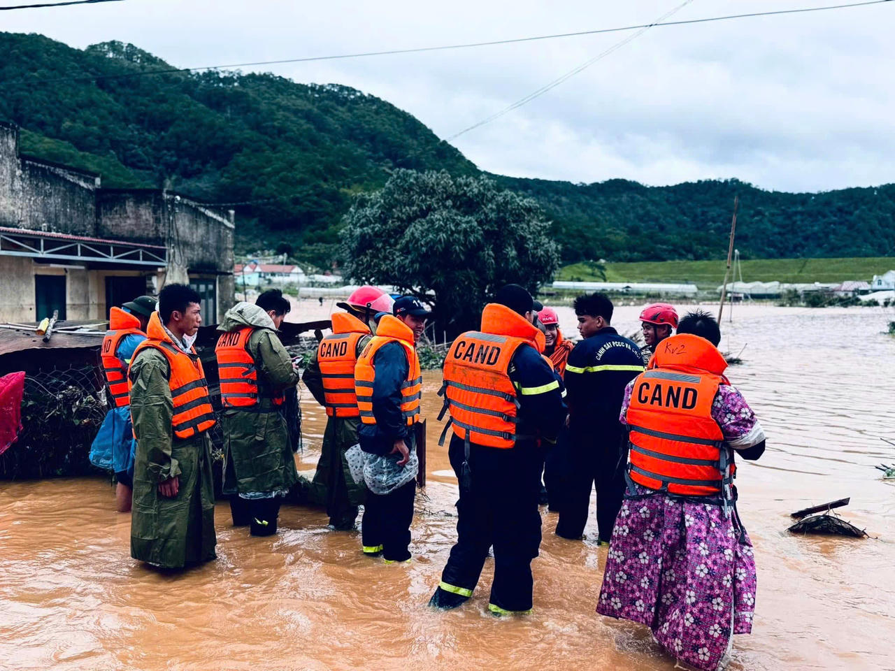 Lực lượng chức năng túc trực tại các khu vực ngập nặng của xã D'Ran.