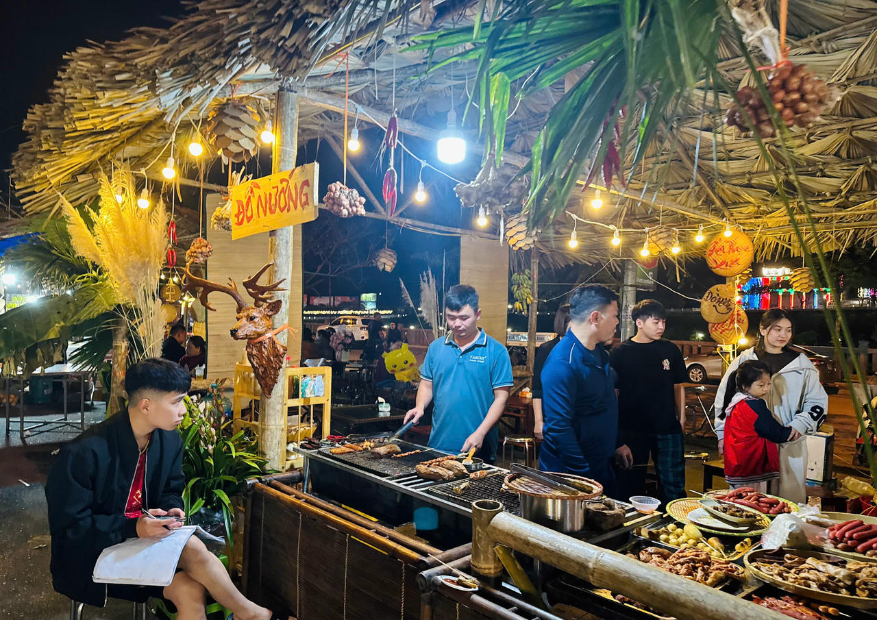 Một góc chợ nhộn nhịp với món ăn đặc sản nóng hổi vừa chế biến, thể hiện sự đa dạng ẩm thực trong Festival Sông Hồng 2025.