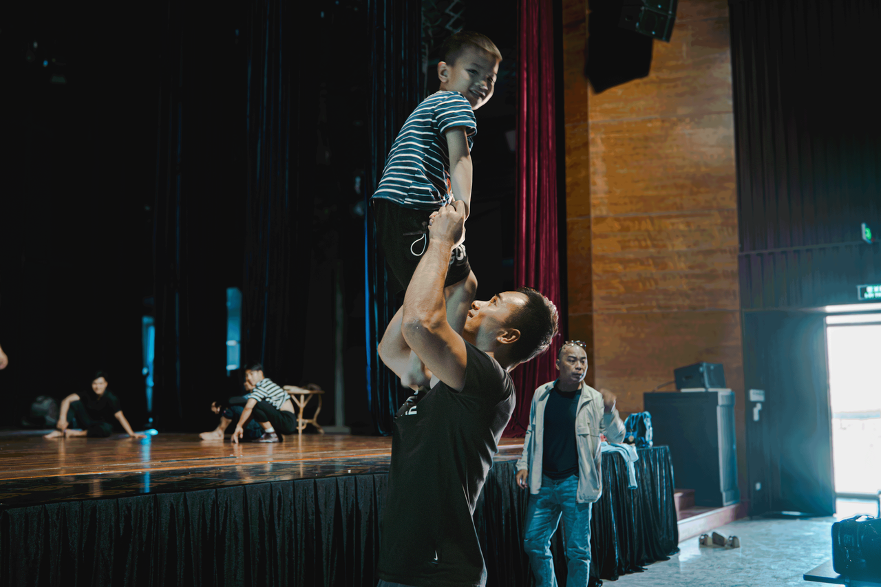 Những động tác Xiếc đơn giản là cách vận động, vui chơi của bé.

