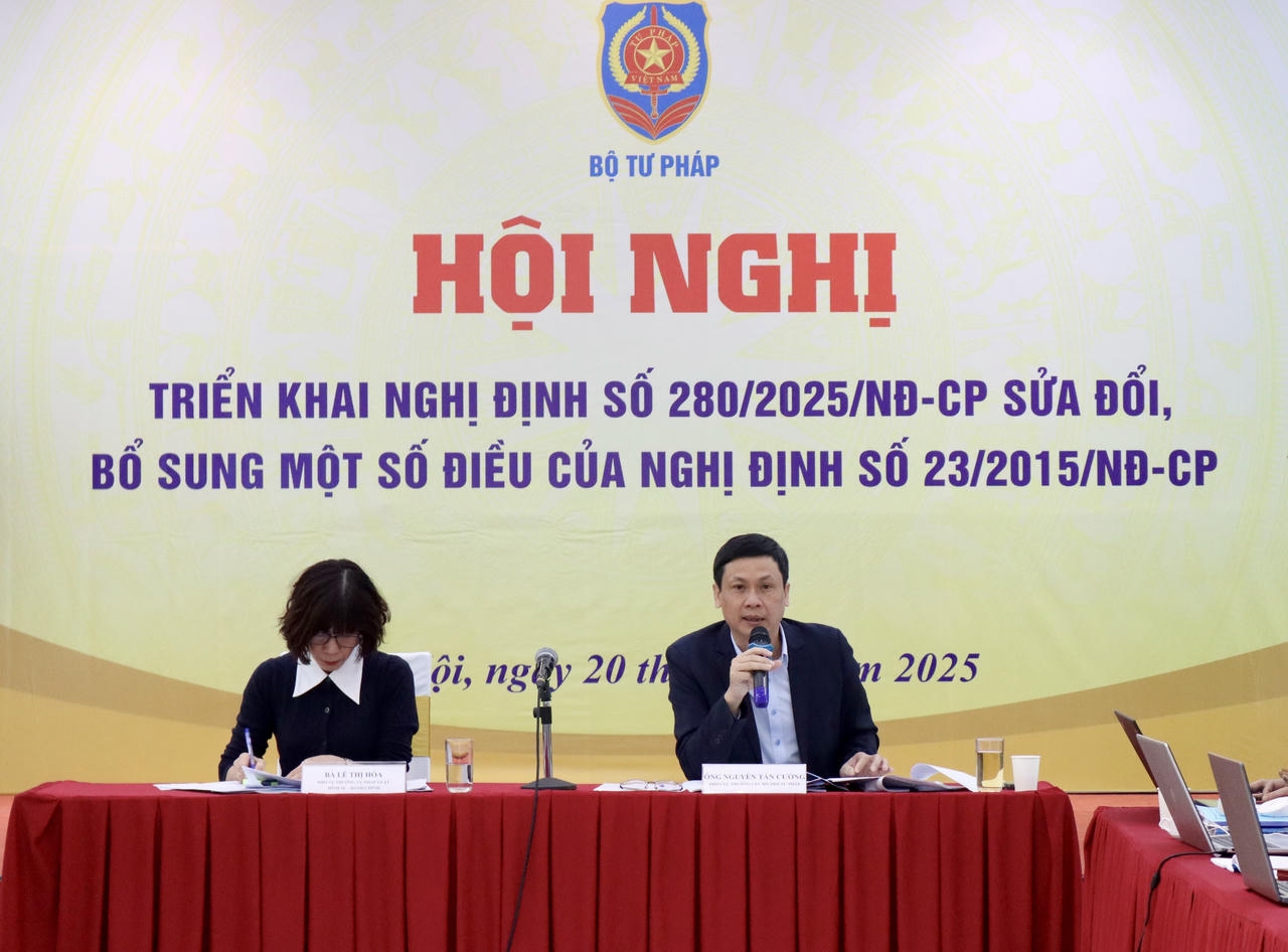 Phó Cục trưởng Cục Bổ trợ Tư pháp Nguyễn Tấn Cường và Phó Vụ trưởng Vụ Pháp luật Hình sự - Hành chính Lê Thị Hoà đồng chủ trì Hội nghị. 