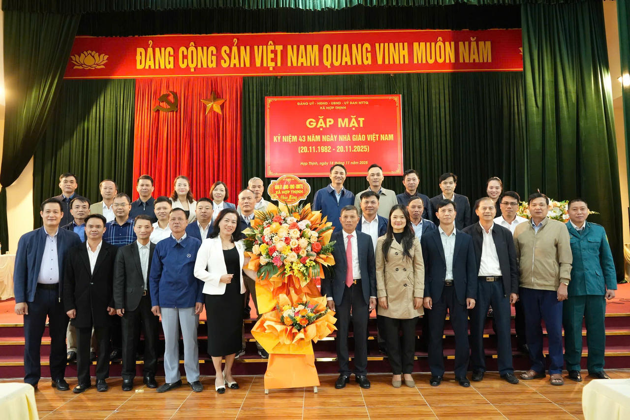 Ông Nguyễn Văn Khanh cùng lãnh đạo xã Hợp Thịnh chúc mừng các nhà trường nhân Ngày 20/11.