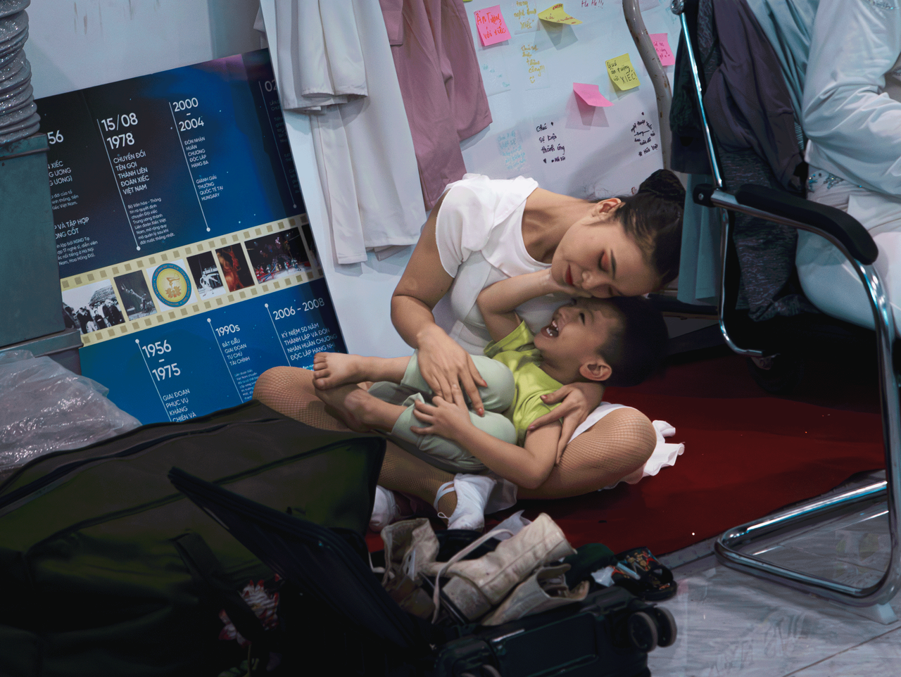 Bao nhiêu mỏi mệt đều tan biến trong khoảnh khắc vui đùa bên con.
