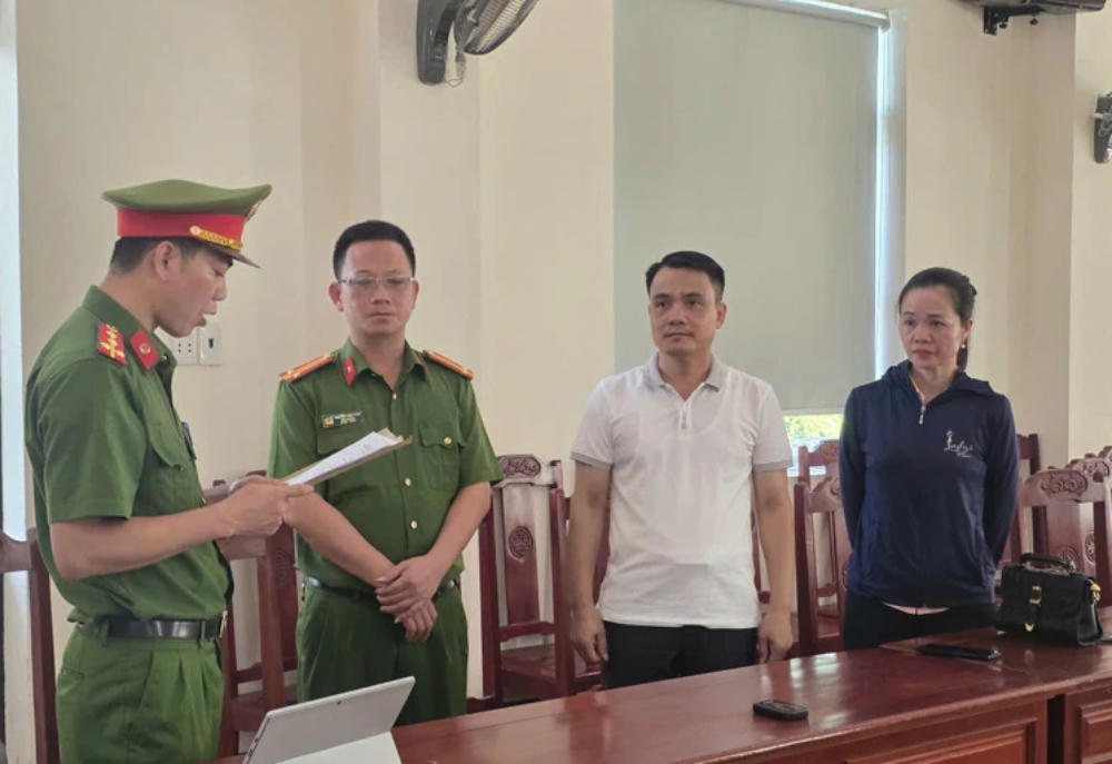 Công an Thanh Hóa thi hành lệnh khởi tố đối với Vũ Ngọc Liêm nguyên hiệu trưởng Trường THPT Ngọc Lặc và Ngô Thị Tuyết giáo viên của trường về hành vi giả mạo trong công tác.