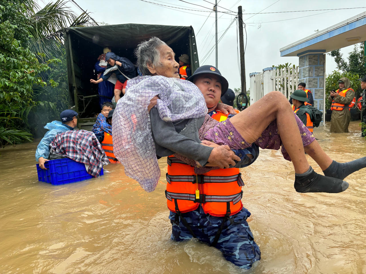 Sơ tán người dân khỏi lũ