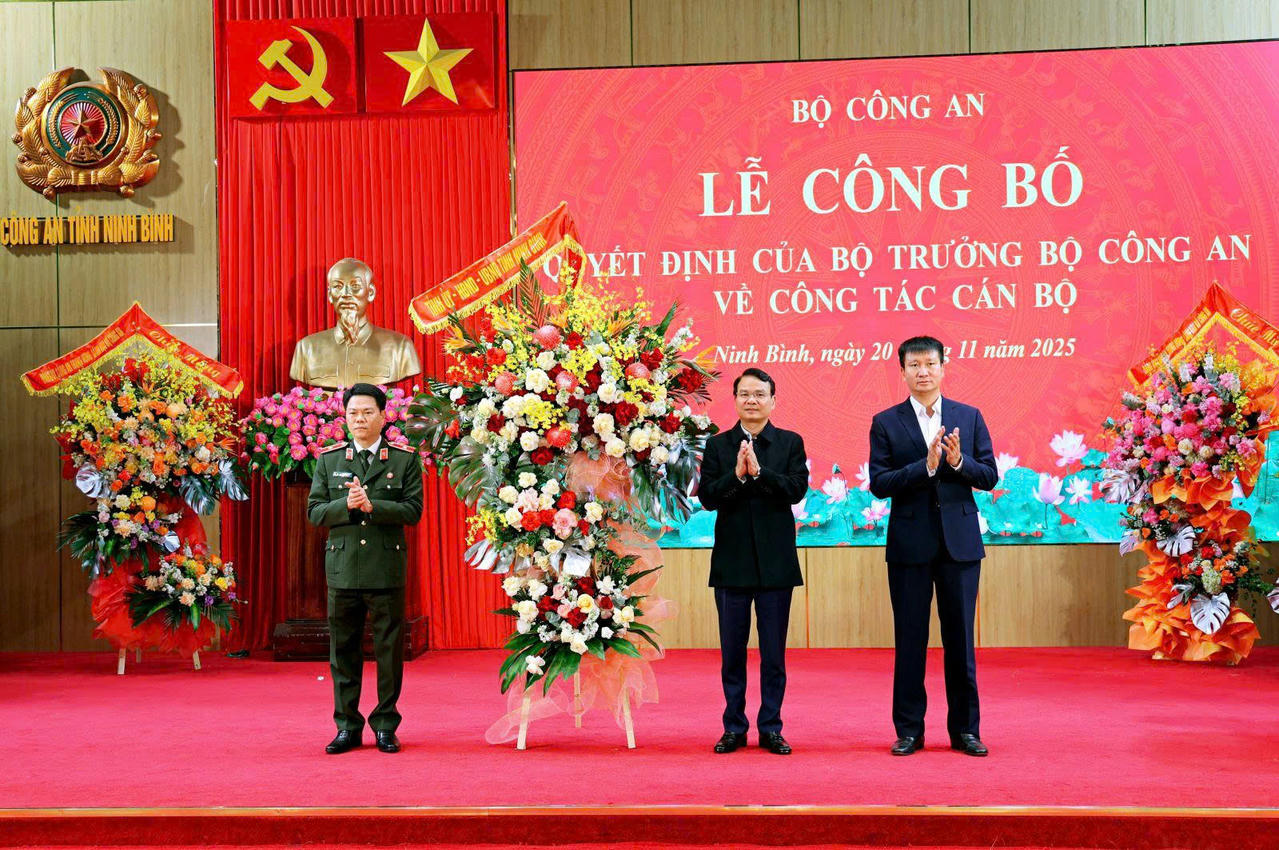 Ông Đặng Xuân Phong, Ủy viên BCH Trung ương Đảng, Bí thư Tỉnh ủy và ông Trần Huy Tuấn, Chủ tịch UBND tỉnh tặng hoa chúc mừng Thiếu tướng Nguyễn Hữu Mạnh.