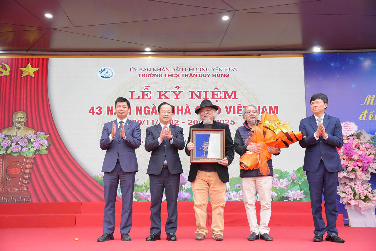 Lãnh đạo thành phố Hà Nội trao tặng quà lưu niệm cho đại diện gia đình cụ Trần Duy Hưng.