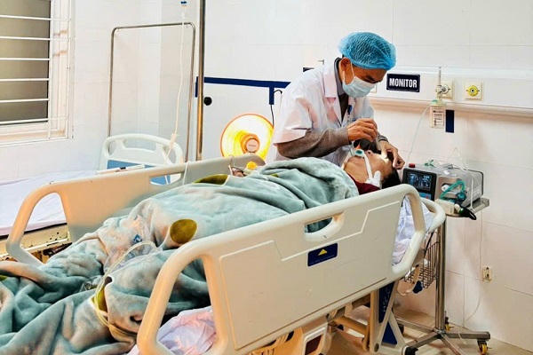 Ngộ độc khí CO từ bếp than sưởi ấm, hai chị em nguy kịch