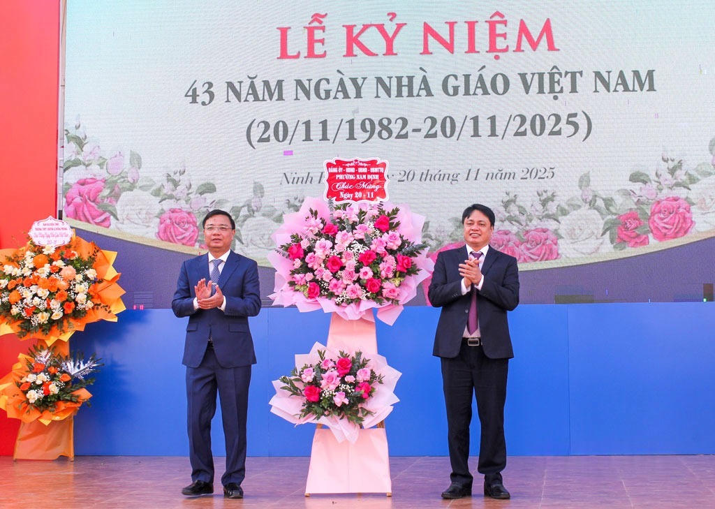 Ông Trần Minh Thắng - Bí thư Đảng ủy, Chủ tịch HĐND phường Nam Định (Ninh Bình) tặng lẵng hoa tươi thắm chúc mừng thầy và trò Trường THPT chuyên Lê Hồng Phong