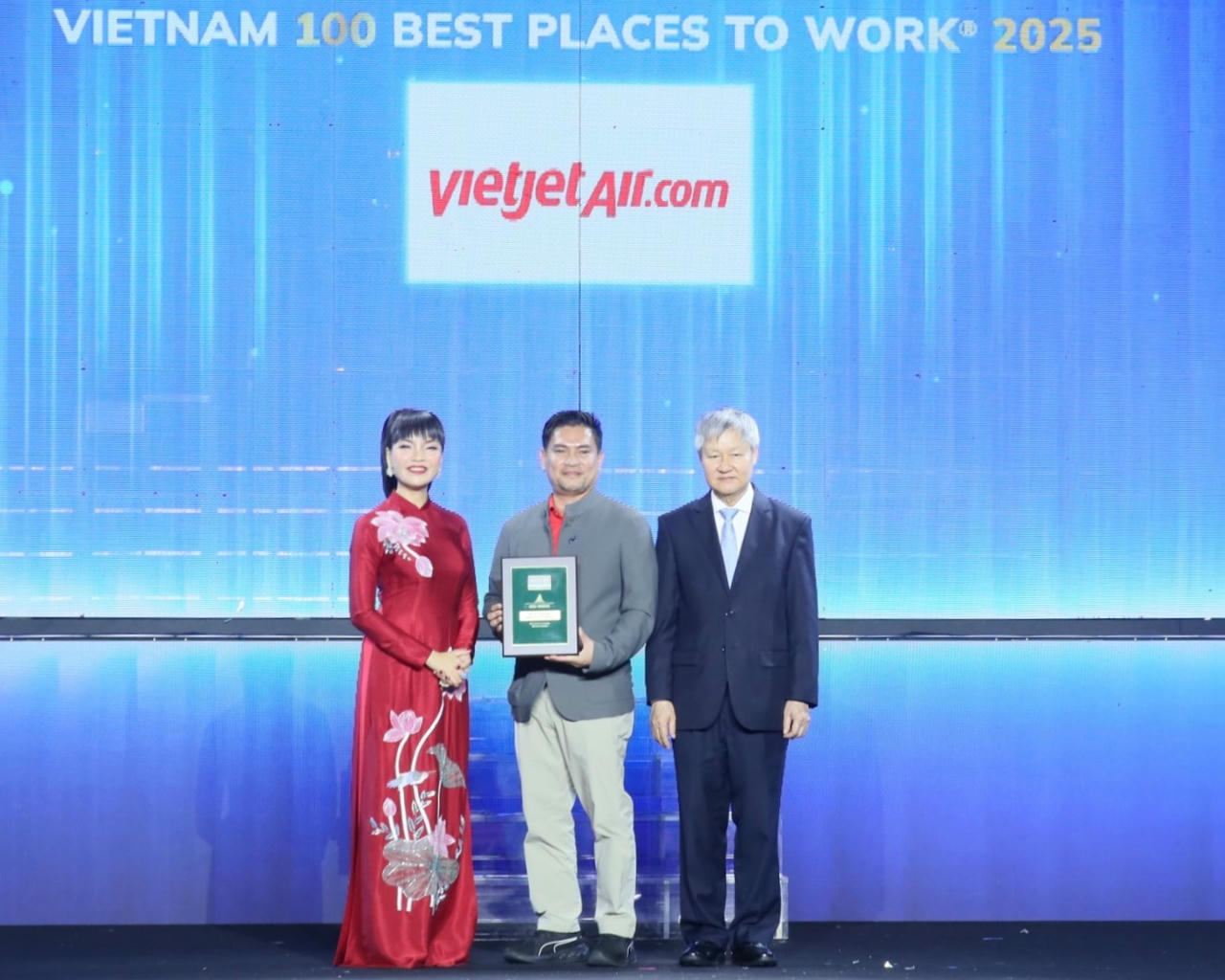 Đại diện Vietjet nhận chứng nhận “Nơi làm việc tốt nhất Việt Nam 2025” tại lễ vinh danh