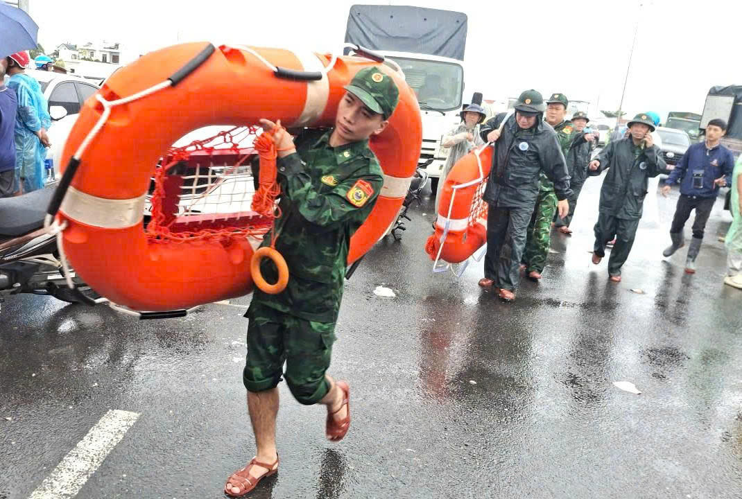 Chạy đua từng phút, lực lượng biên phòng Khánh Hòa khẩn trương tiếp cận người dân bị cô lập