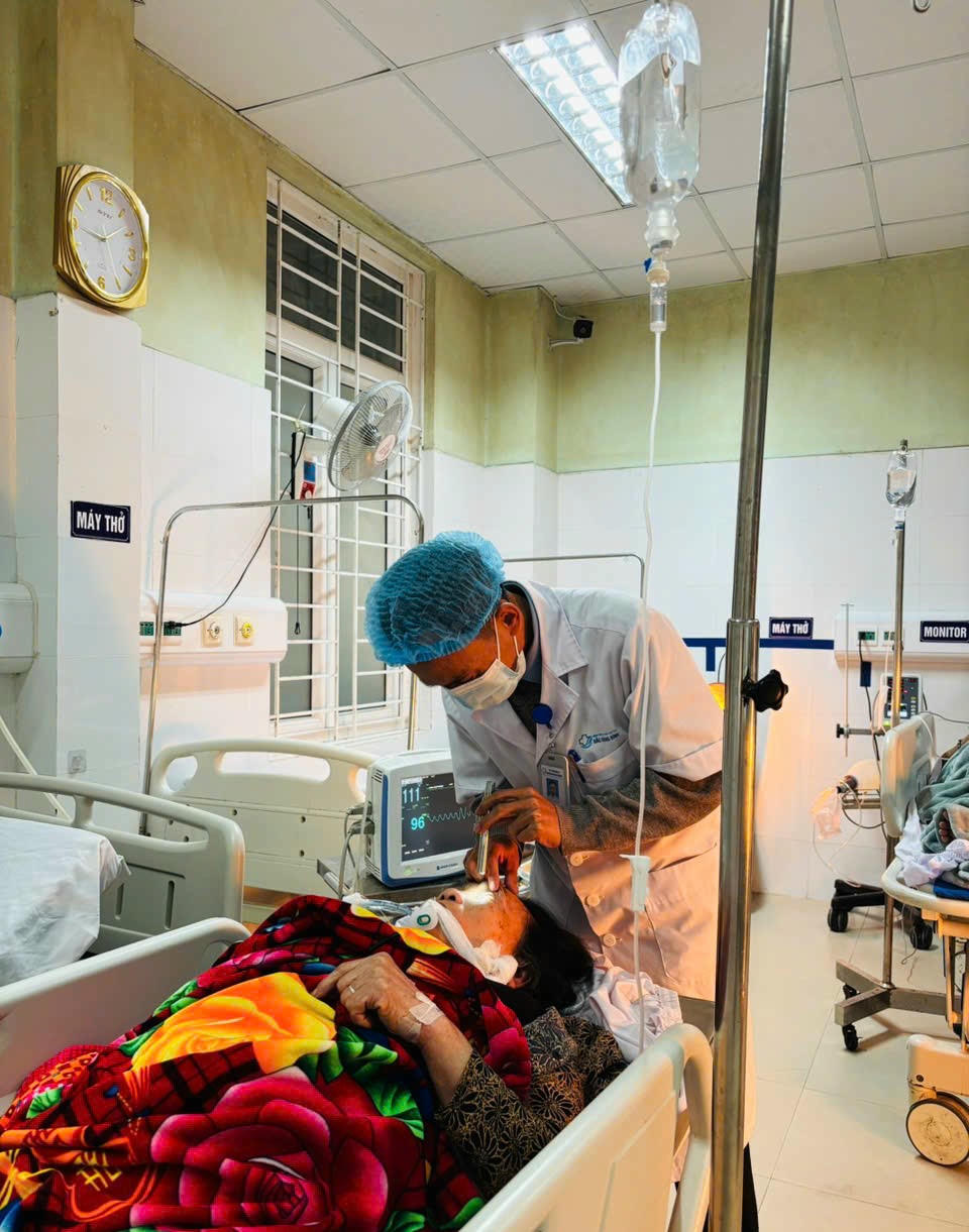 Bệnh nhân nhập viện trong tình trạng nguy kịch, phải thở máy ngay do ngộ độc khí CO nặng.