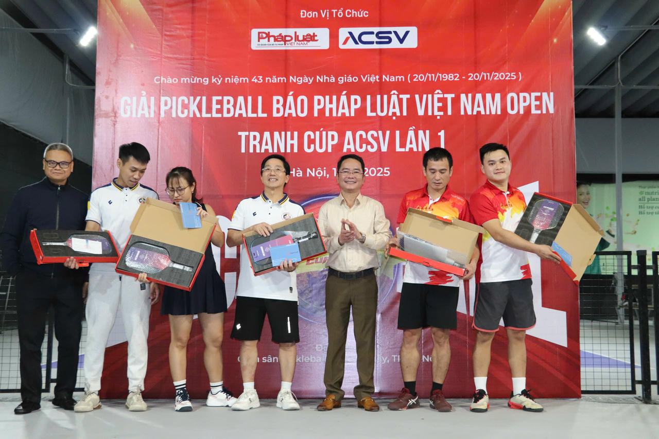 CẶp VĐV vô địch đôi nam&nbsp;Nguyễn Xuân Hồng - Nguyễn Quốc Anh nhận Cúp và phần thưởng từ BTC.