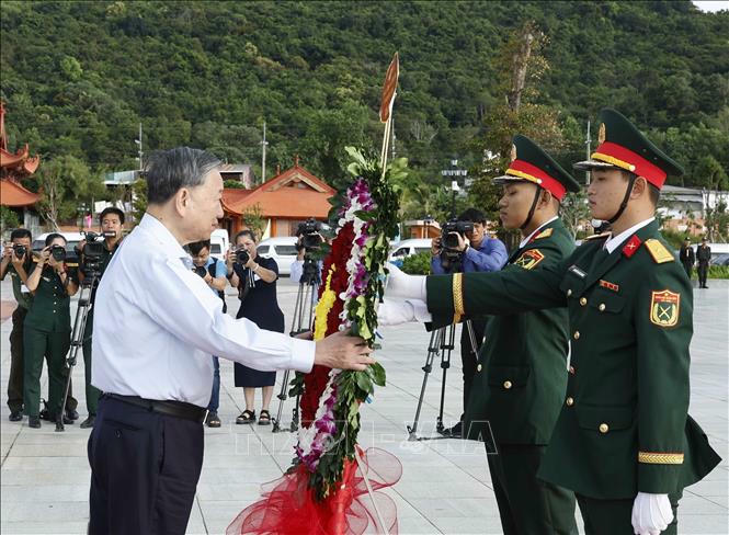 Tổng Bí thư Tô Lâm dâng hoa trước Tượng đài Chủ tịch Hồ Chí Minh tại Quảng trường Hồ Chí Minh. Ảnh: Thống Nhất/TTXVN