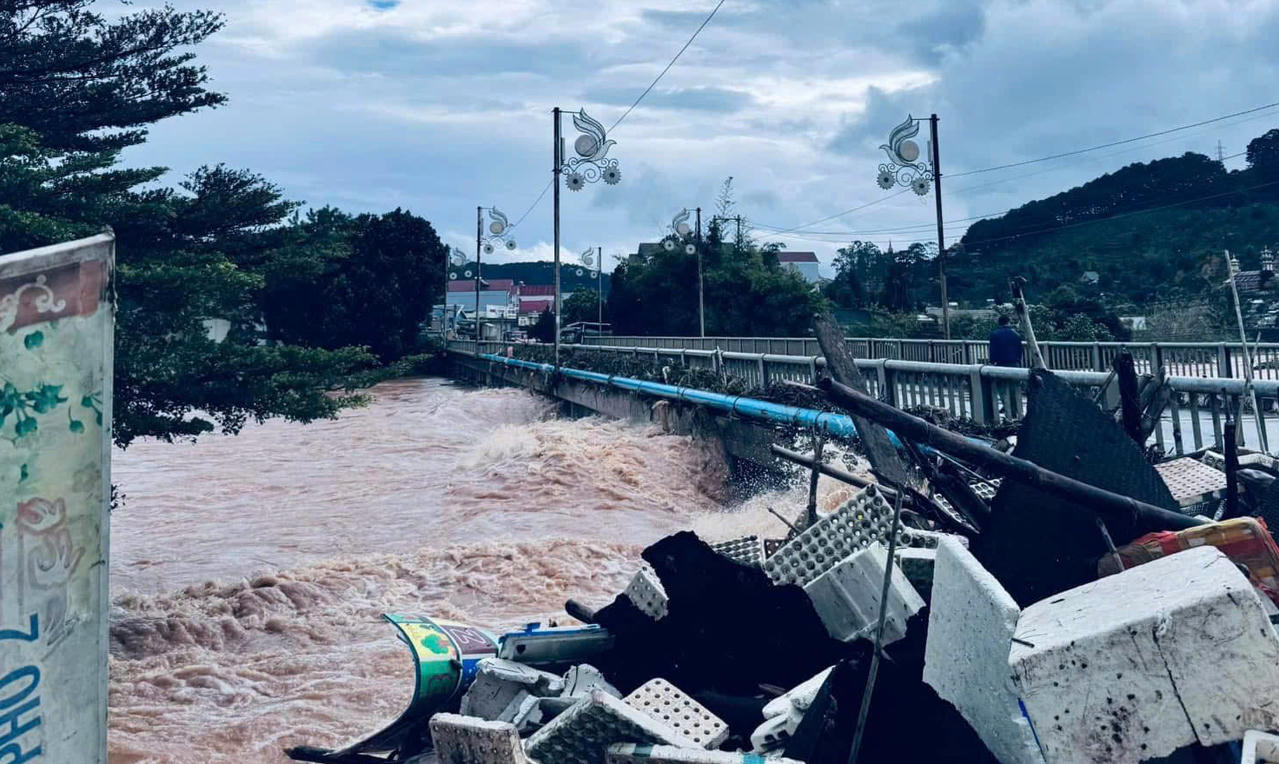 Nước chảy xiết ở cầu D'Ran sáng 20/11.