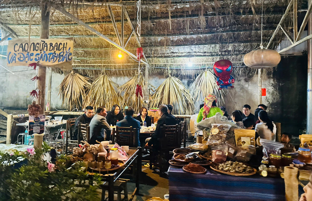 Du khách thưởng thức các món đặc sản vùng cao, trong đó nổi bật là thắng cố truyền thống, một phần không thể thiếu của văn hóa ẩm thực Tây Bắc.