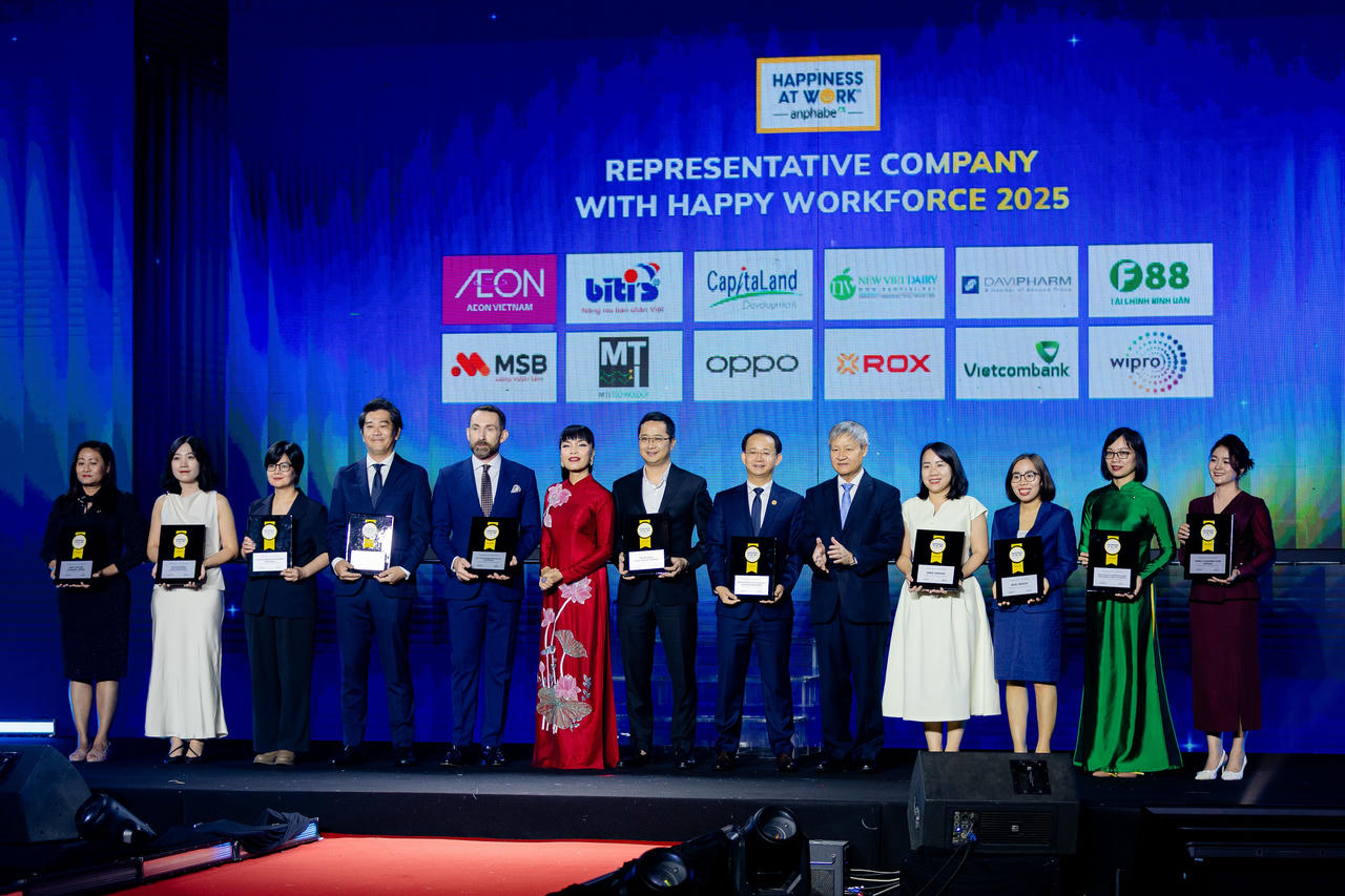 Đại diện ROX Group (thứ ba từ phải sang) nhận chứng nhận “Nguồn nhân lực hạnh phúc”  