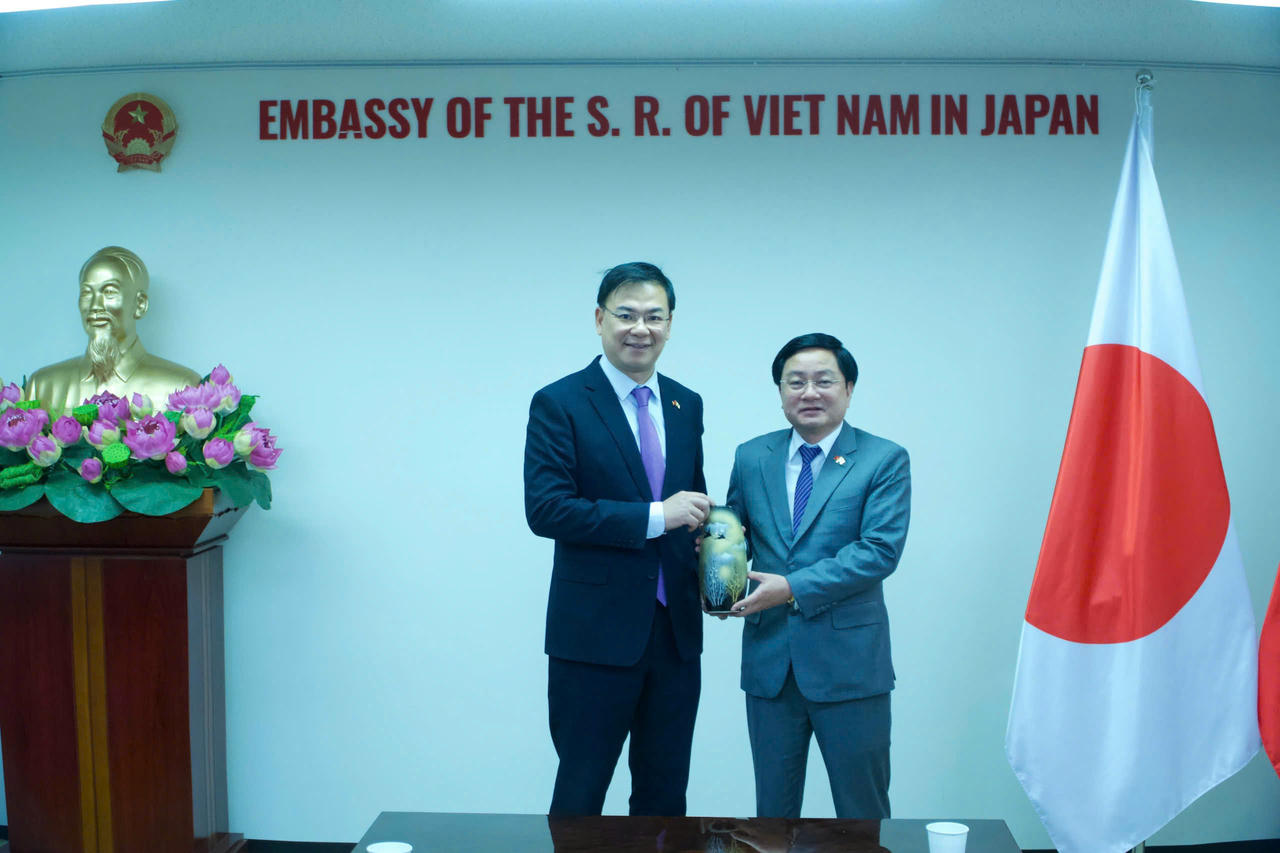 Bí thư Tỉnh ủy Tây Ninh Nguyễn Văn Quyết và Đại sứ Việt Nam tại Nhật Bản - Phạm Quang Hiệu