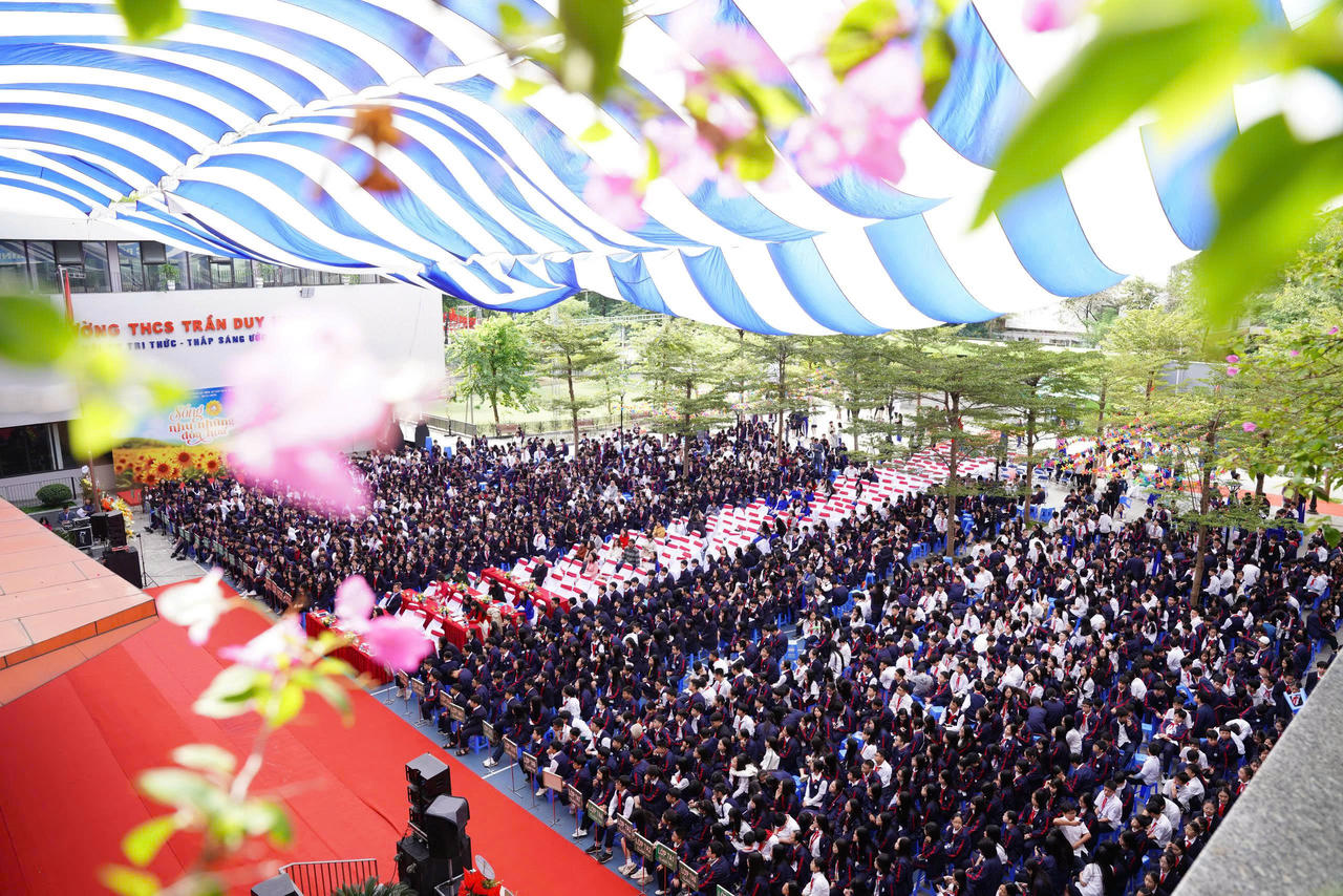 Toàn cảnh trường THCS Trần Duy Hưng trong buổi lễ chào mừng Ngày Nhà giáo Việt Nam 20/11.