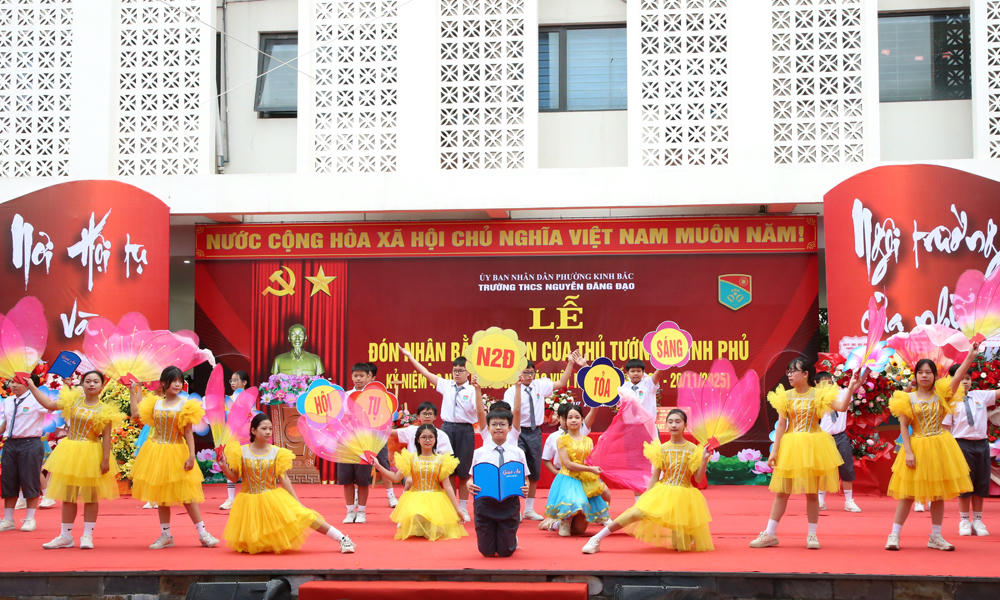 Các em học sinh góp vui bằng tiết mục văn nghệ trong lễ kỷ niệm.