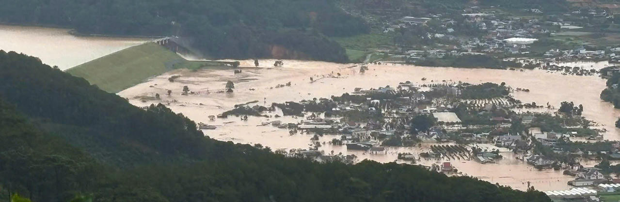 Các hồ chứa nước, hồ thuỷ điện xả lũ là một trong những nguyên nhân khiến hạ du ngập nặng.
