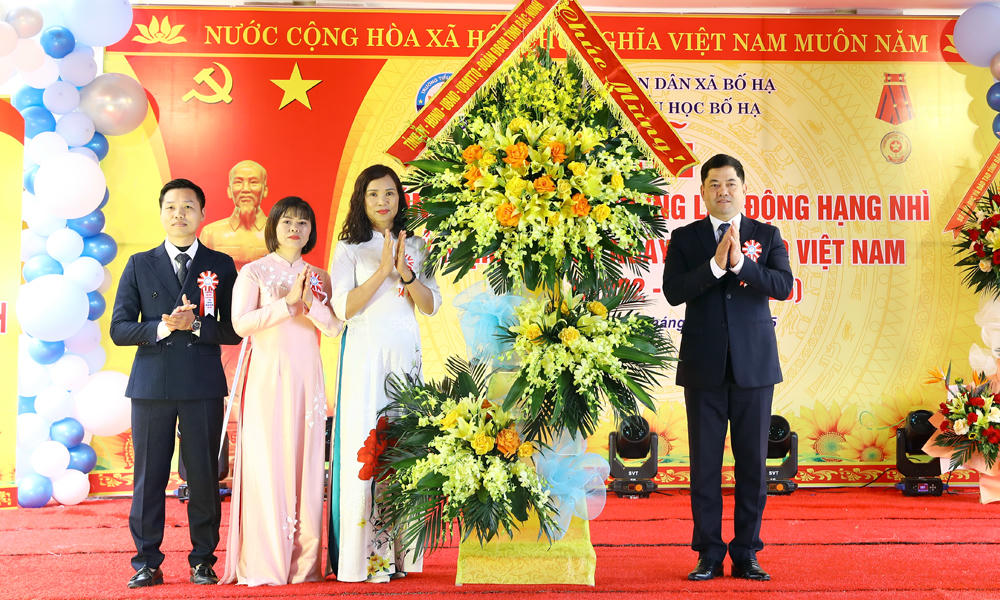 Bí thư Tỉnh ủy Nguyễn Hồng Thái tặng hoa chúc mừng cán bộ, giáo viên nhà trường.