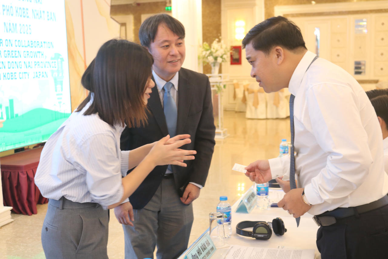 Ông Hồ Văn Hà, Phó Chủ tịch UBND tỉnh Đồng Nai trao đổi với các chuyên gia Nhật Bản tại diễn đàn.