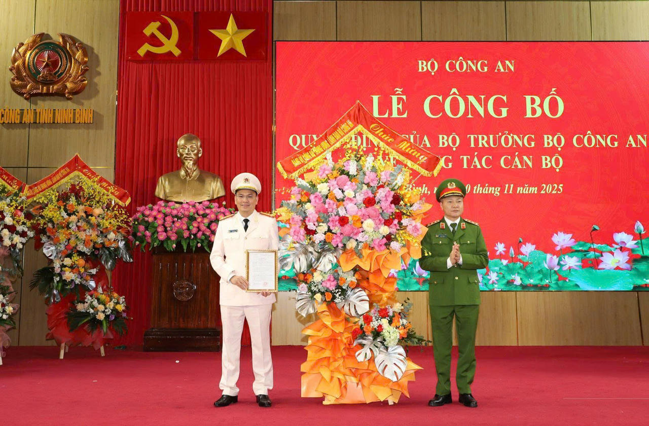 Thượng tướng Nguyễn Ngọc Lâm, Thứ trưởng Bộ Công an trao Quyết định và tặng hoa chúc mừng Thượng tá Cù Quốc Thắng, tân Giám đốc Công an tỉnh Ninh Bình.