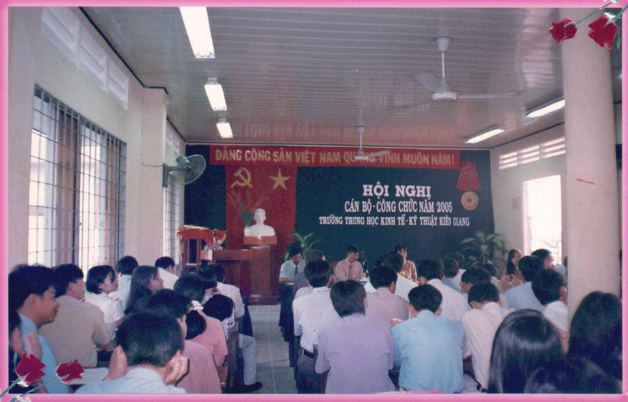 Hội nghị Cán bộ, Công chức năm 2005 tại Trường Trung học Kinh tế - Kỹ thuật Kiên Giang.