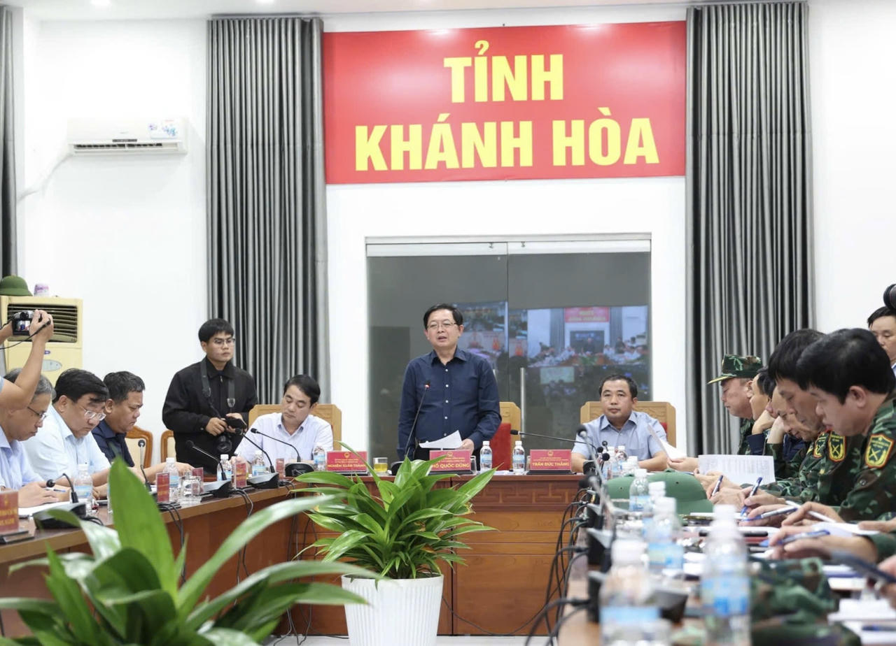 Phó Thủ tướng Hồ Quốc Dũng chủ trì cuộc họp khẩn tại tỉnh Khánh Hòa.