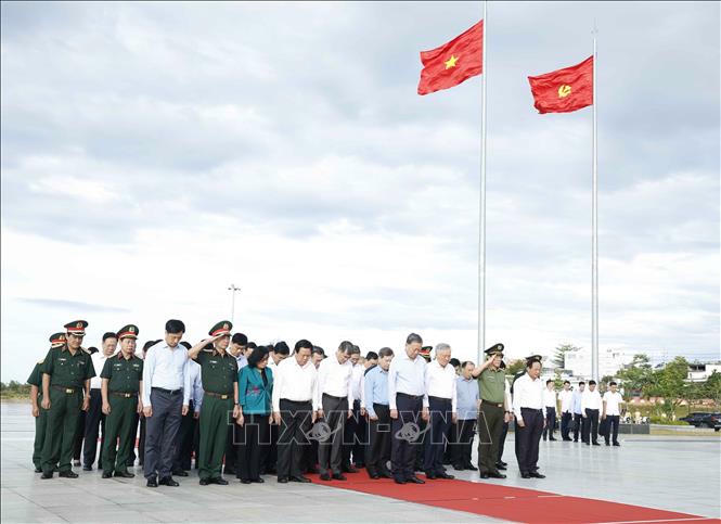 Tổng B&iacute; thư T&ocirc; L&acirc;m v&agrave; đo&agrave;n c&ocirc;ng t&aacute;c Trung ương d&acirc;ng hoa, d&acirc;ng hương trước Tượng đ&agrave;i Chủ tịch Hồ Ch&iacute; Minh tại Quảng trường Hồ Ch&iacute; Minh. Ảnh: Thống Nhất/TTXVN