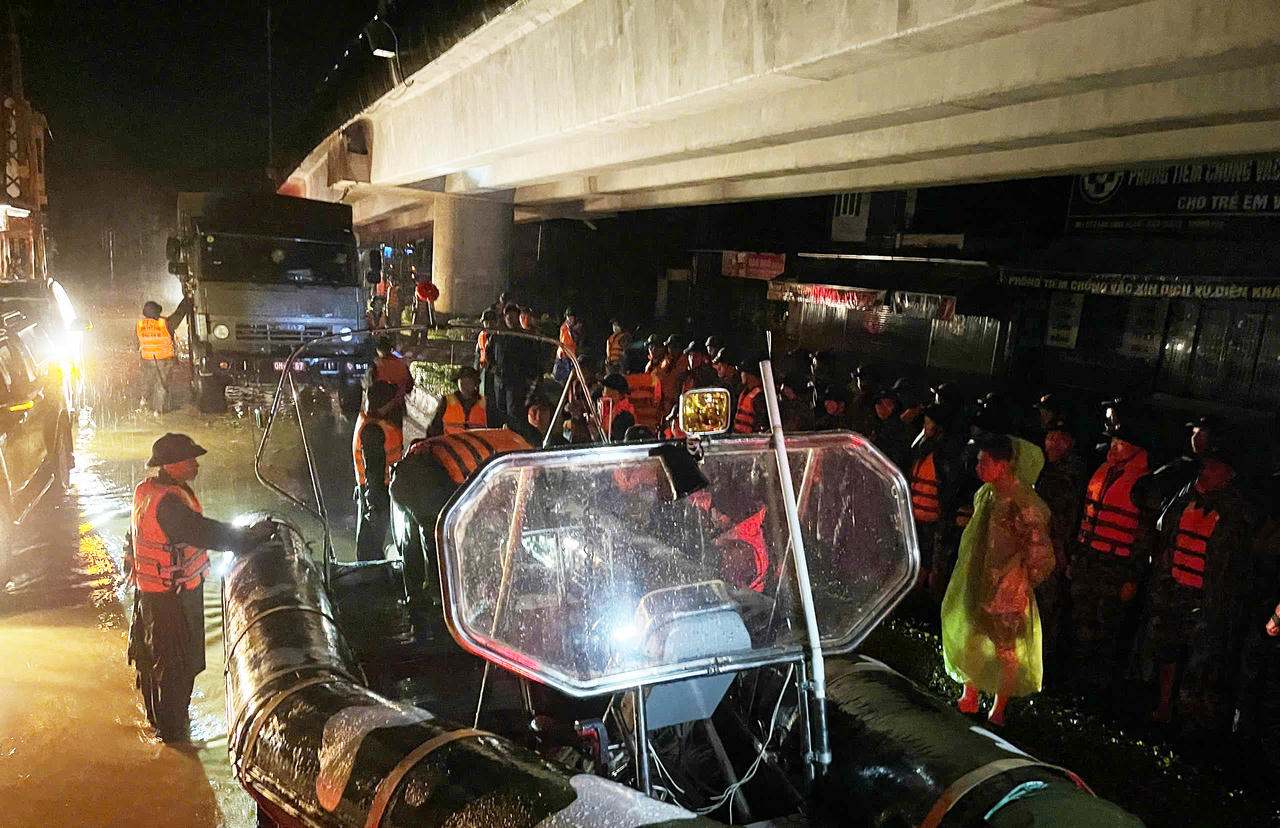 Vùng 4 Hải quân triển khai lực lượng và phương tiện giúp nhân dân phường Tây Nha Trang