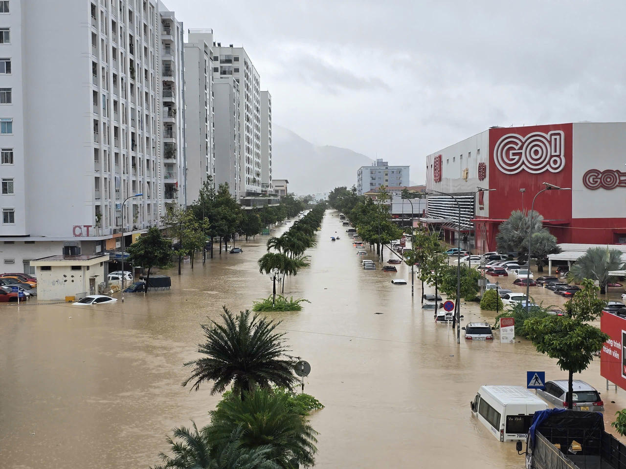 Khánh Hòa ngập sâu nhiều nơi sau đêm mưa lớn, nguy cơ vượt đỉnh lũ lịch sử