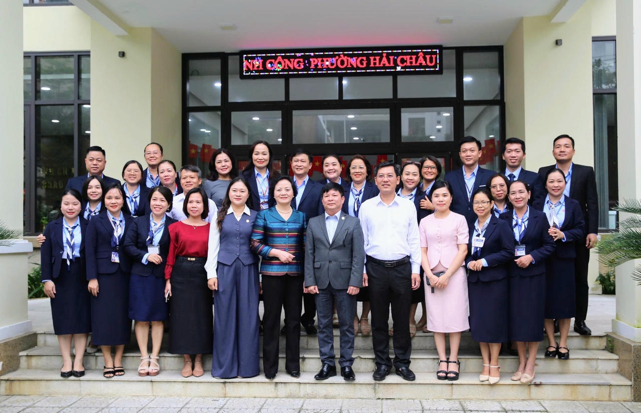 Phó Thủ tướng Phạm Thị Thanh Trà và các cán bộ Trung tâm phục vụ hành chính công phường Hải Châu, Đà Nẵng - Ảnh: VGP/Thu Giang