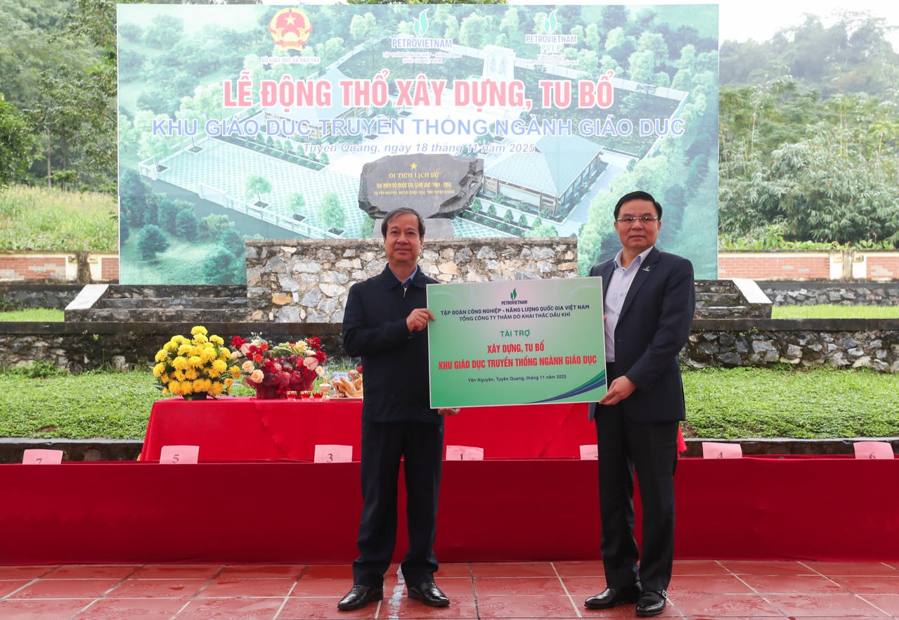 Chủ tịch Petrovietnam Lê Mạnh Hùng trao hỗ trợ xây dựng, tu bổ Khu giáo dục truyền thống ngành Giáo dục với sự tiếp nhận của Bộ trưởng Bộ Giáo dục và Đào tạo Nguyễn Kim Sơn.