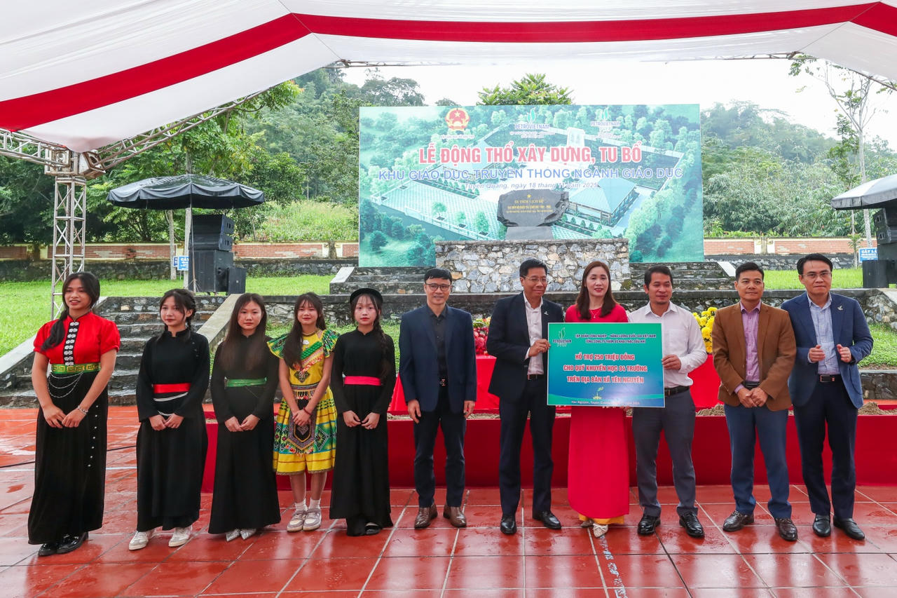 Thành viên HĐTV Petrovietnam Nguyễn Văn Mậu và Chủ tịch PVEP Trương Quốc Lâm trao hỗ trợ Quỹ khuyến học cho các trường trên địa bàn xã Yên Nguyên.