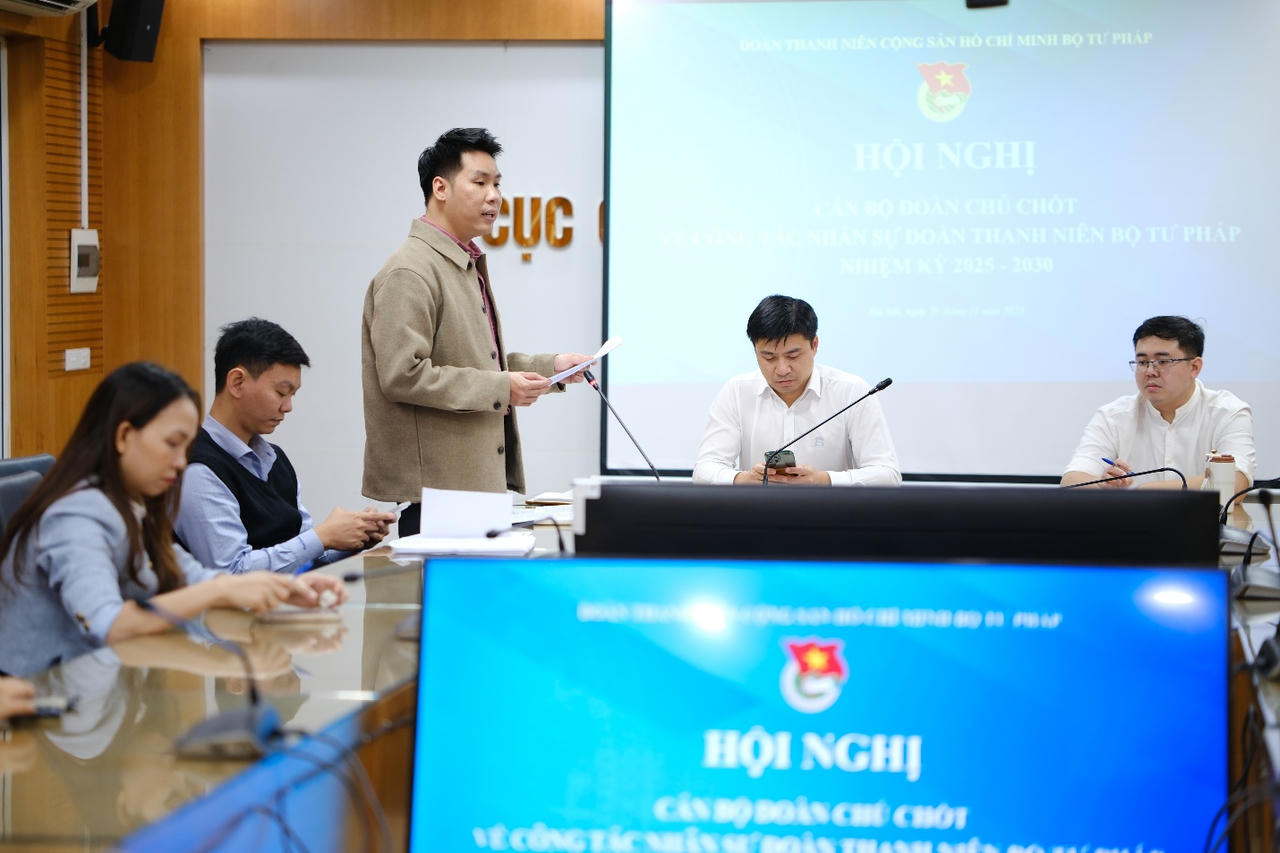 Đồng chí Hà Trọng Bắc, Ủy viên Ban Thường vụ Đoàn Bộ, Trưởng Ban Tổ chức Đoàn Bộ, Bí thư Đoàn cơ sở Cục Đăng ký giao dịch bảo đảm và Bồi thường nhà nước trình bày dự thảo Đề án nhân sự.