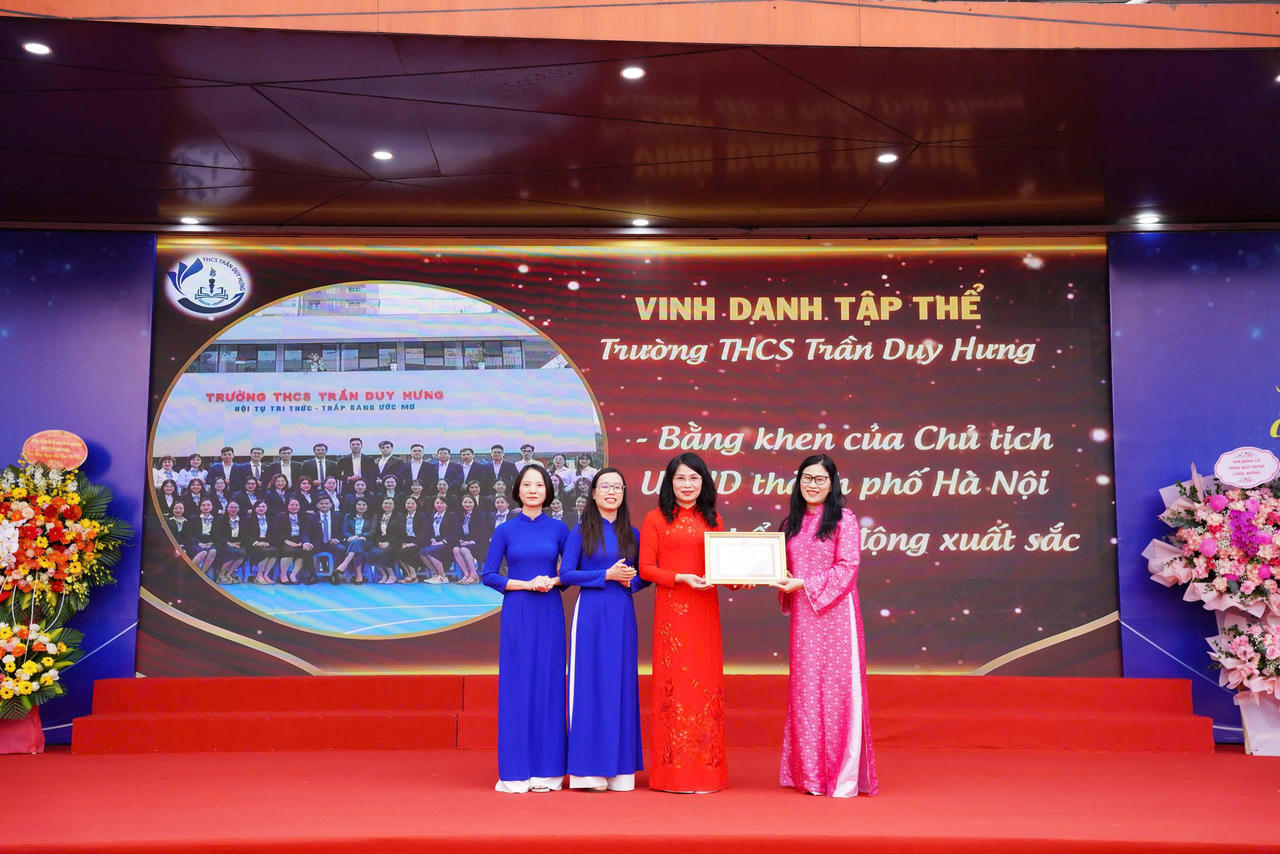 Trường THCS Trần Duy Hưng đón nhận bằng khen của Chủ tịch UBND thành phố.