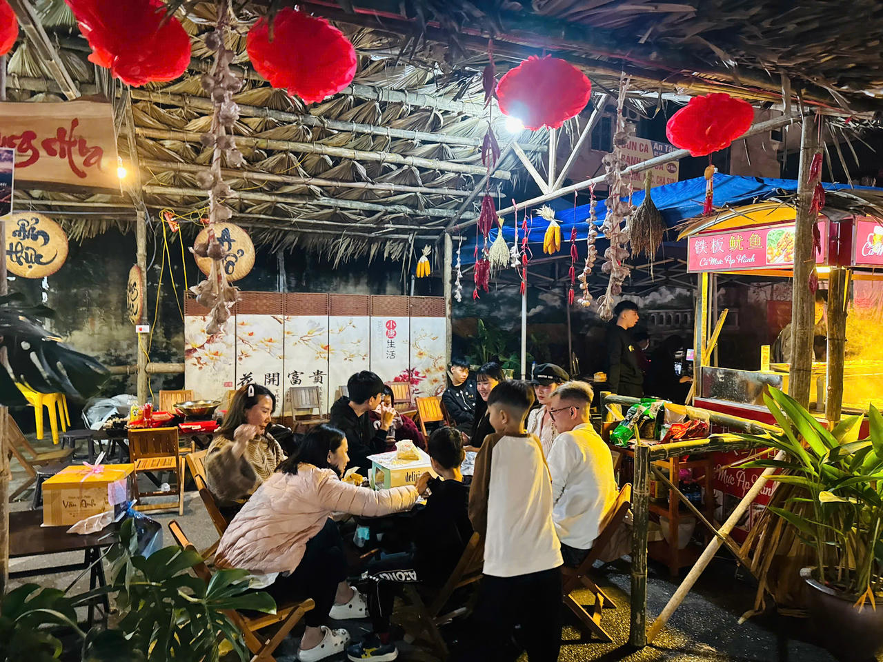 Nhóm bạn trẻ hào hứng thưởng thức các món ăn đặc sản Tây Bắc.